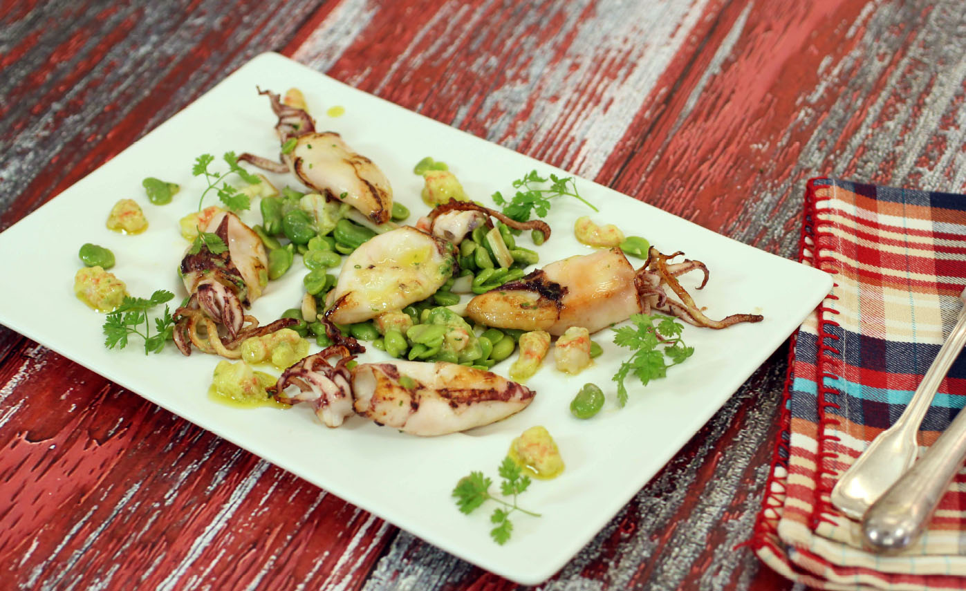 Chipirones con habitas y vinagreta de gambas