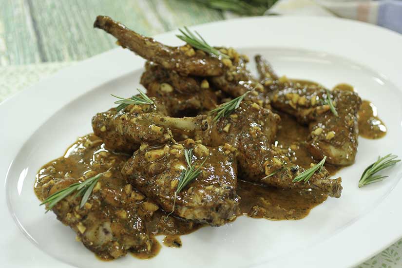 Conejo guisado con picada “clásica”